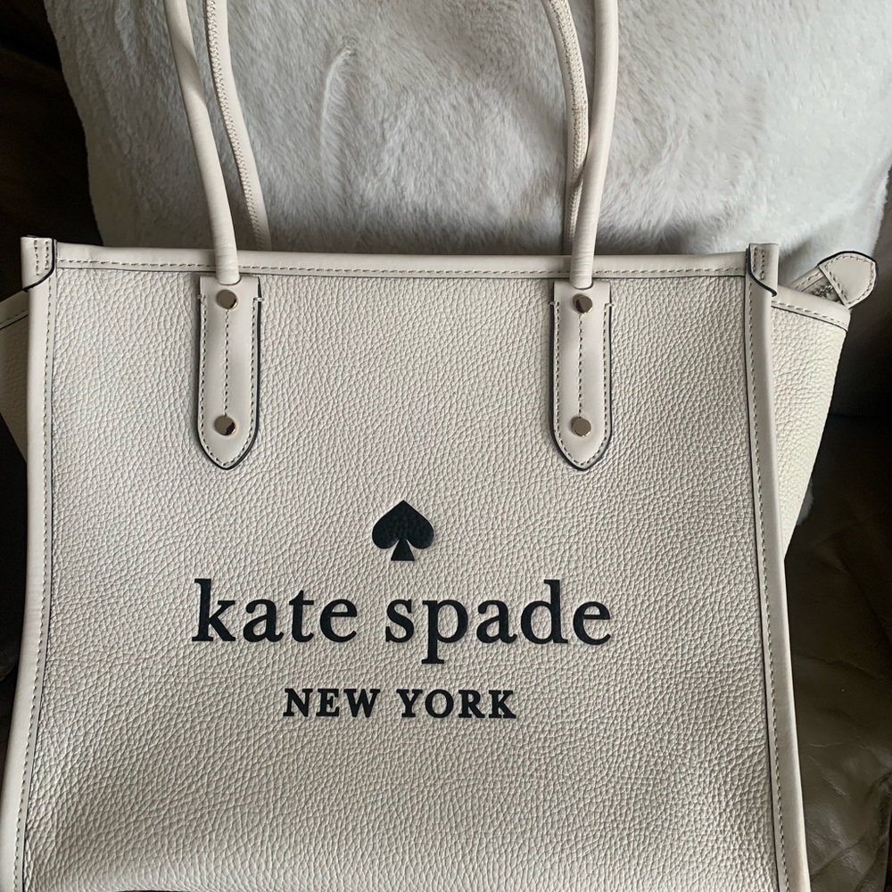 Kate Spade tote in excellent condition! Very roomy and spacious